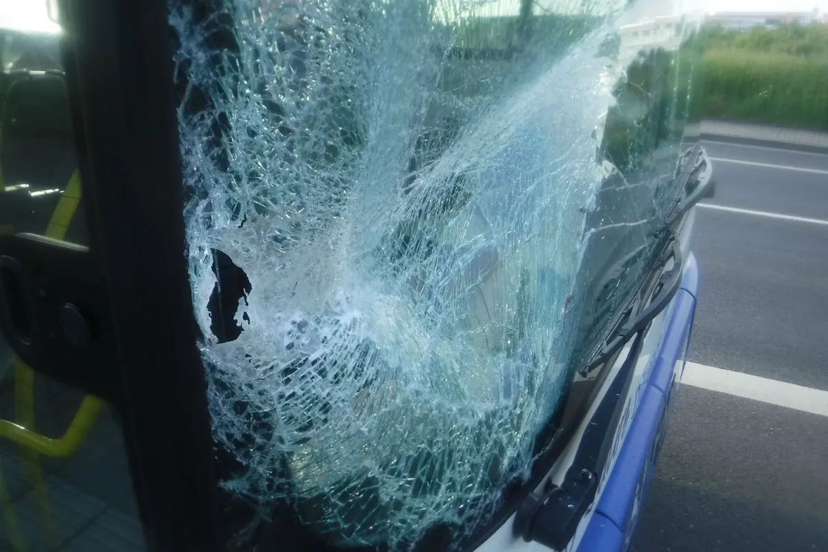 Schulbus prallt gegen Bahnschranke