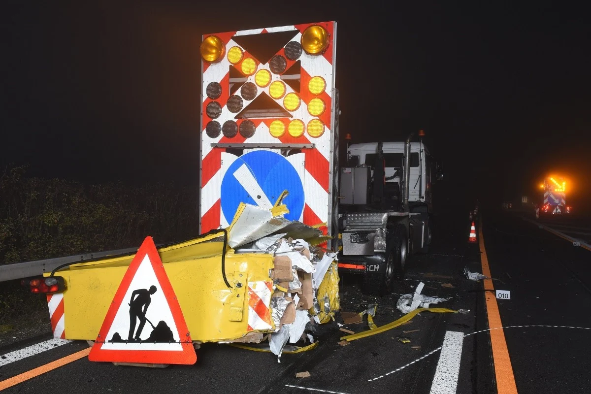 Heftiger Crash in Horgen ZH - Kollision mit Baustellenfahrzeug auf der A3 - Unfallverursacher verletzt