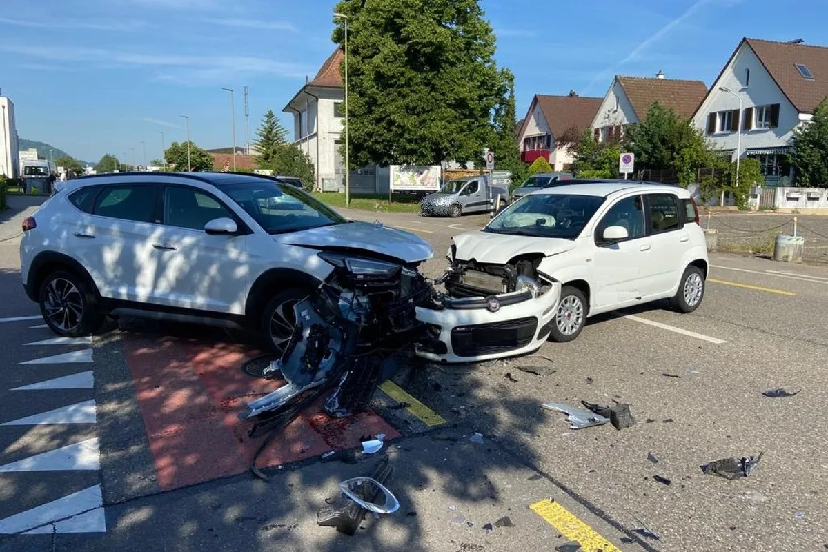Pratteln BL - Heftige Kollision zwischen zwei Personenwagen 