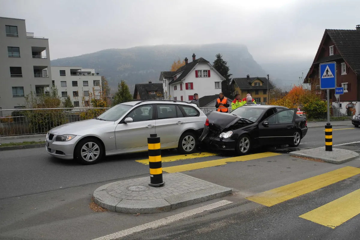 Schwyz SZ - Auffahrkollision vor Fussgängerstreifen