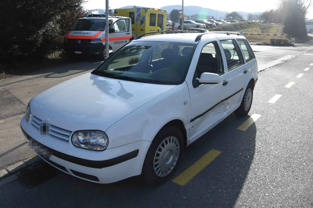 Niederuzwil SG - Beim Abbiegen mit Auto kollidiert