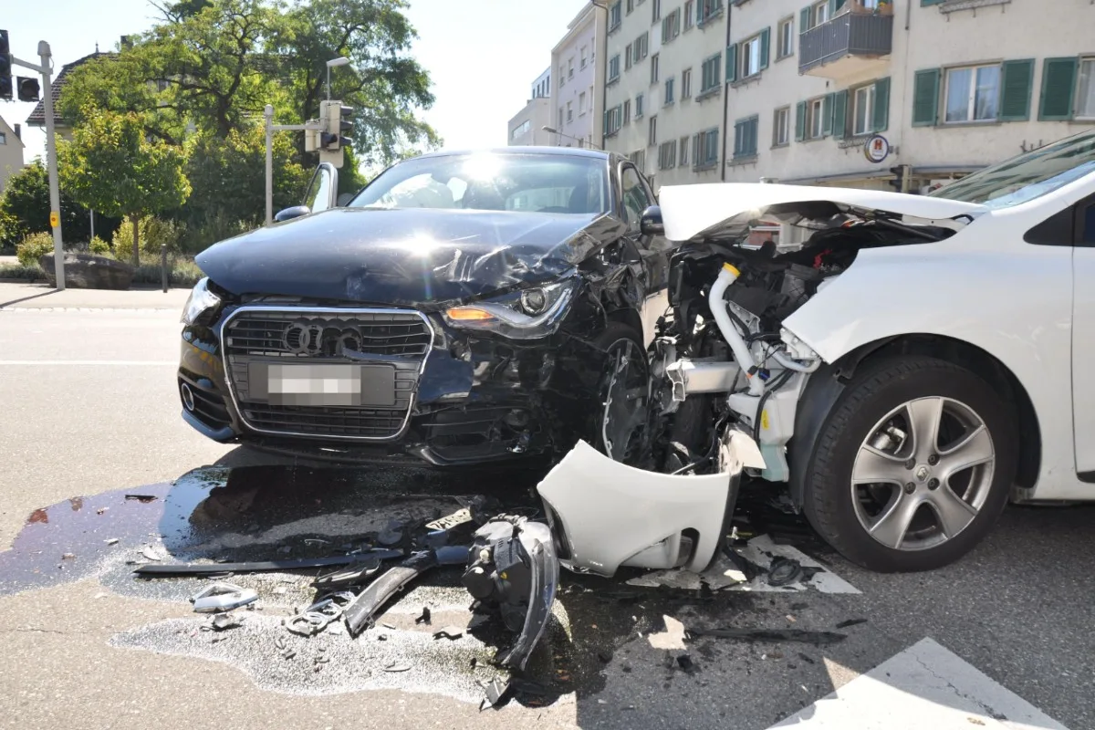 Unfall in Grenchen SO - Heftiger Crash zwischen Audi und Renault - zwei Personen verletzten sich dabei