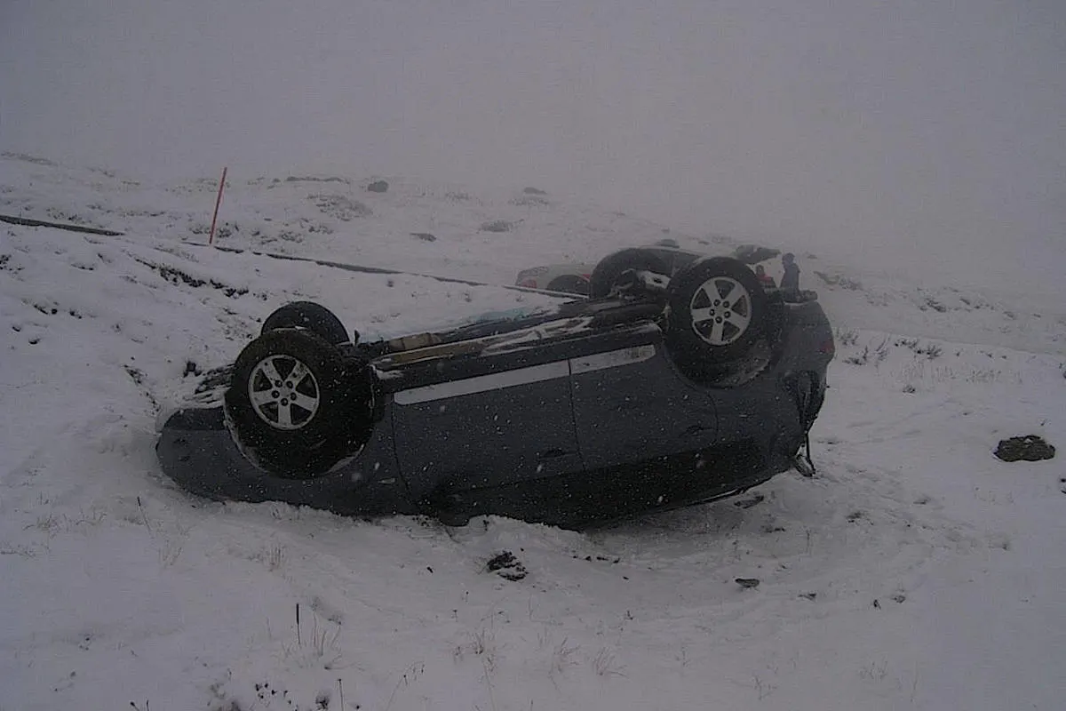 Realp UR - Selbstunfall auf schneebedeckter Strasse