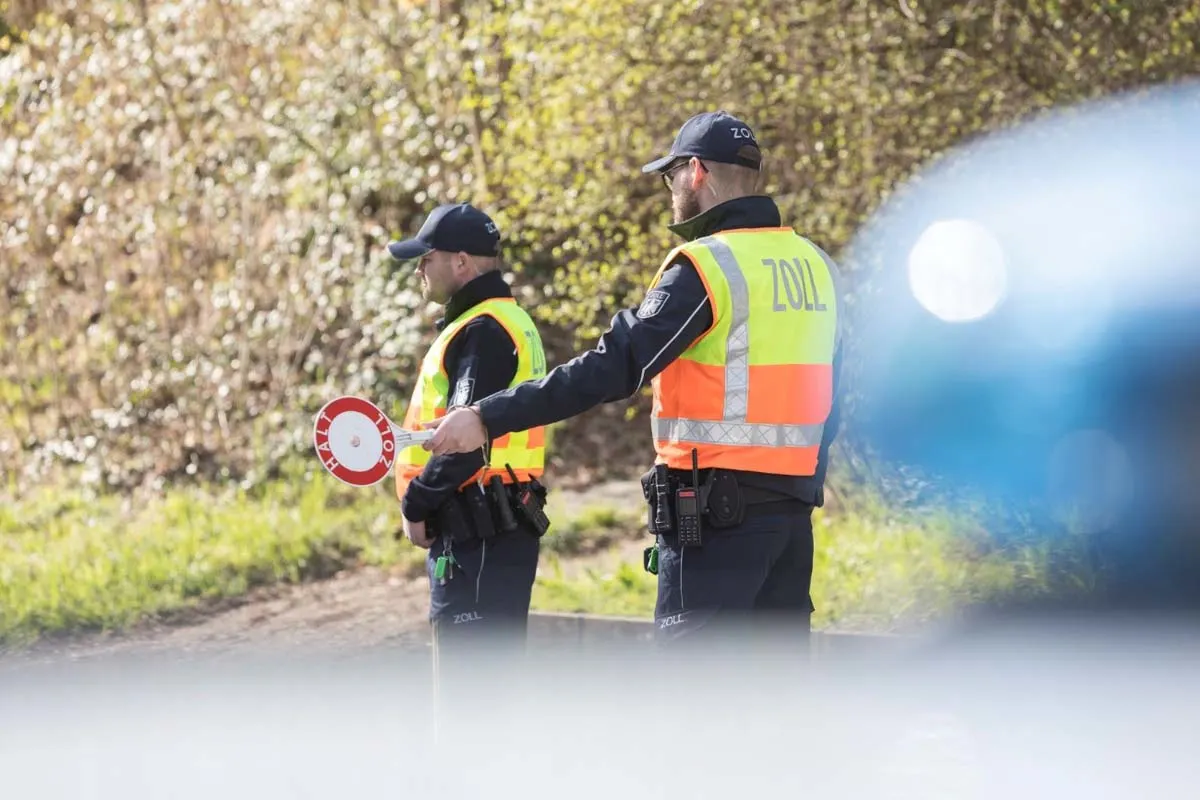 Zoll schnappt Dieb auf der Autobahn bei Pforzheim - Festnahme und Sicherstellung von zwei Waffen