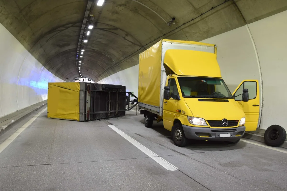 Unterterzen SG - Abgelenkt wegen Zigarette - Anhänger im Tunnel überschlagen