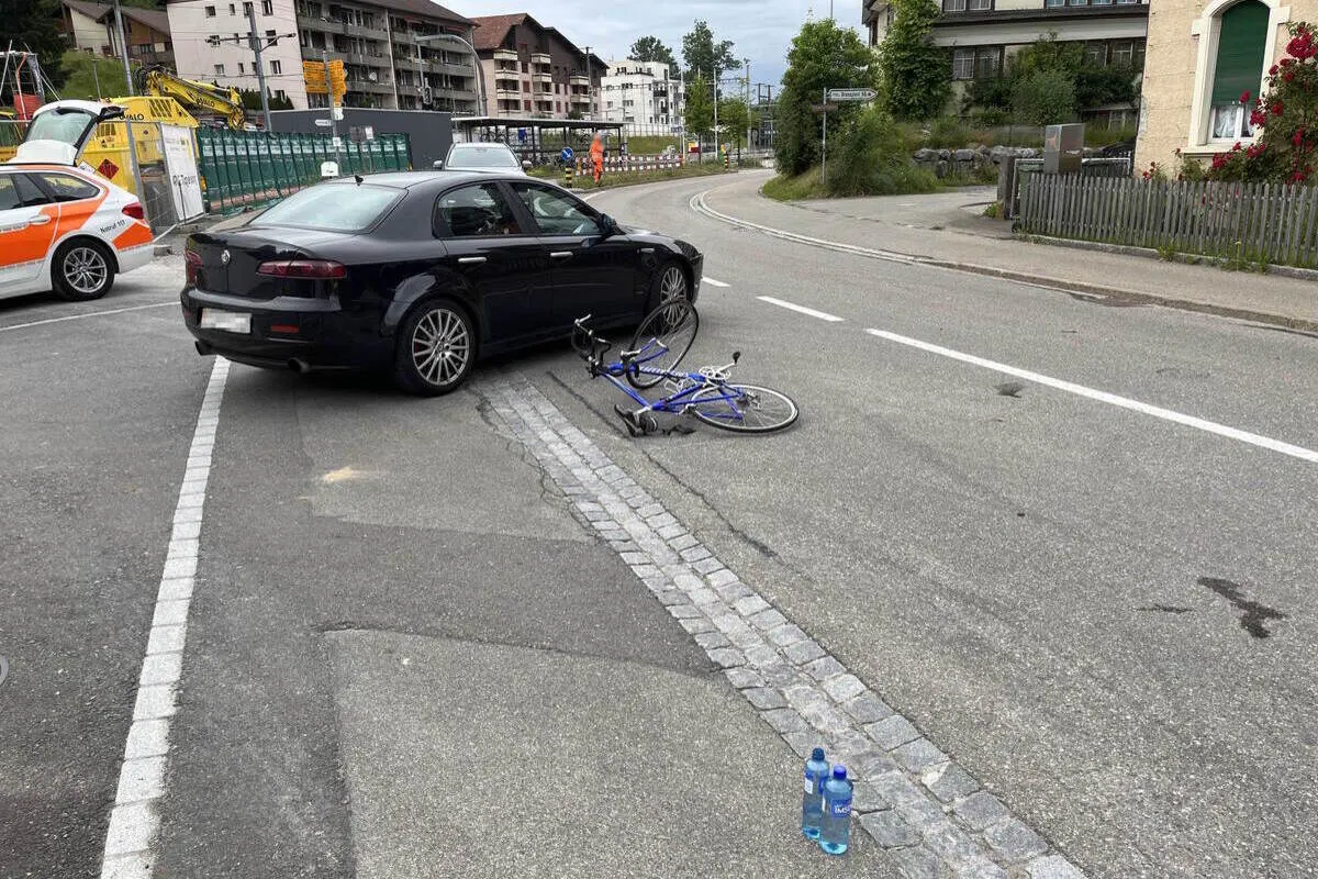Brunnadern SG - Velofahrer prallt gegen Auto 