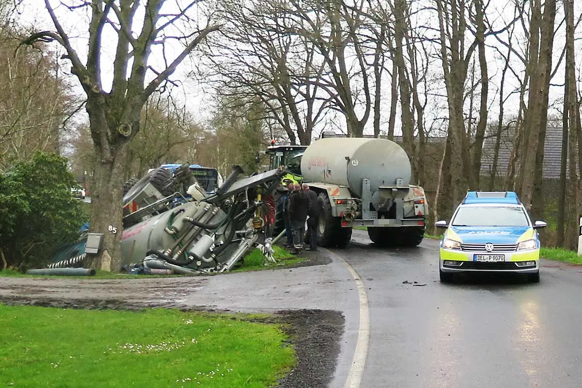 Hude - Traktor mit vollem Güllefass verunfallt