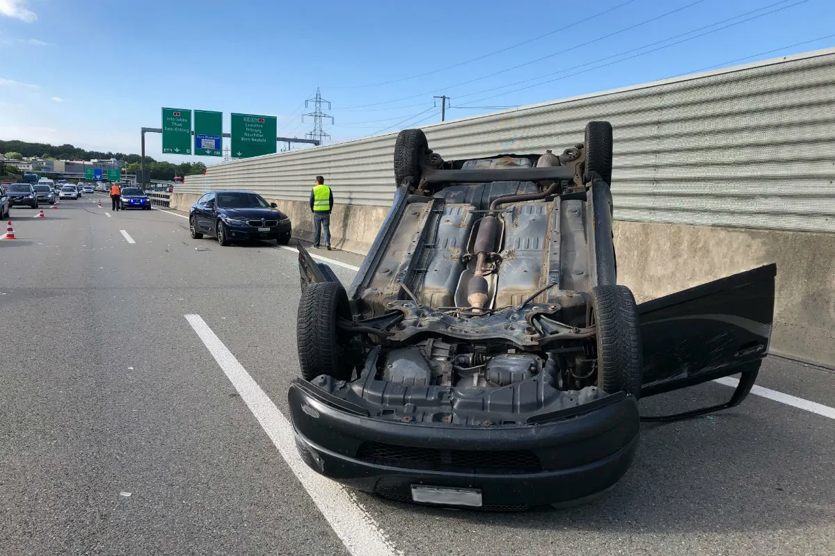 Ittigen BE A1 - Auto überschlägt sich auf der Autobahn
