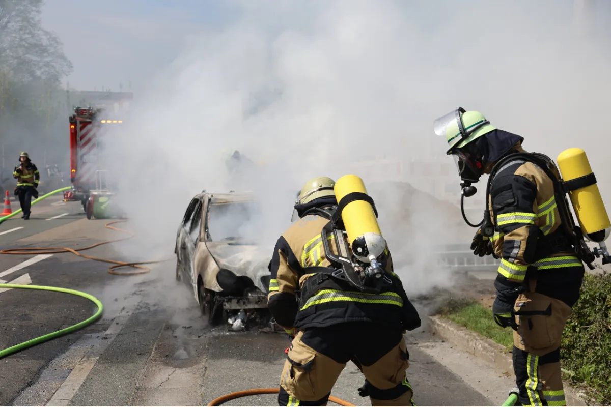 Feuerwehr löscht brennenden PKW an Tankstelle in Essen-Holsterhausen