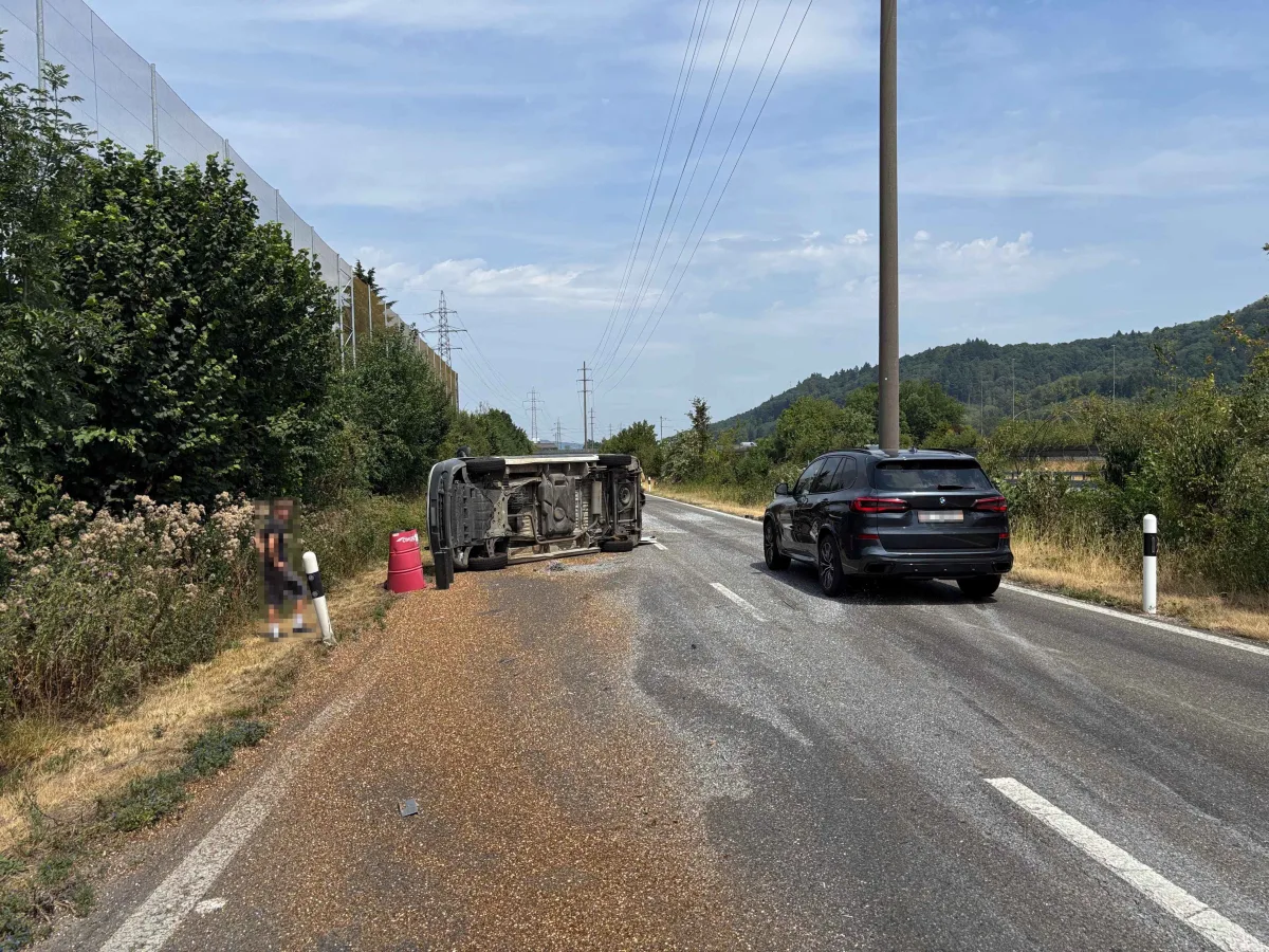Ein auf der Seite liegender Transporter auf einer Landstraße, daneben steht ein SUV. Ein Fußgänger ist am Straßenrand.
