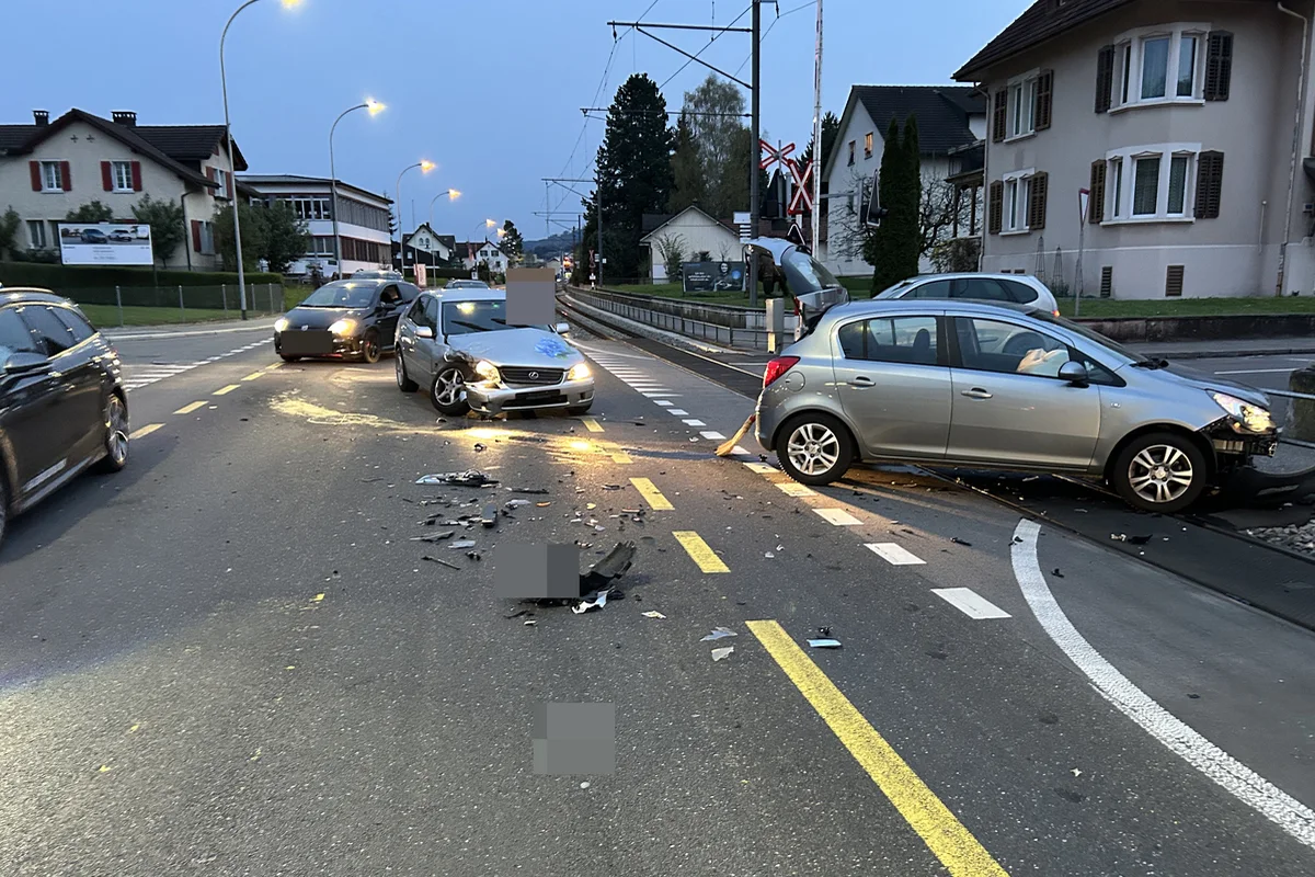 Oberkulm AG - Opel landet bei Unfall auf einem Bahngleis 