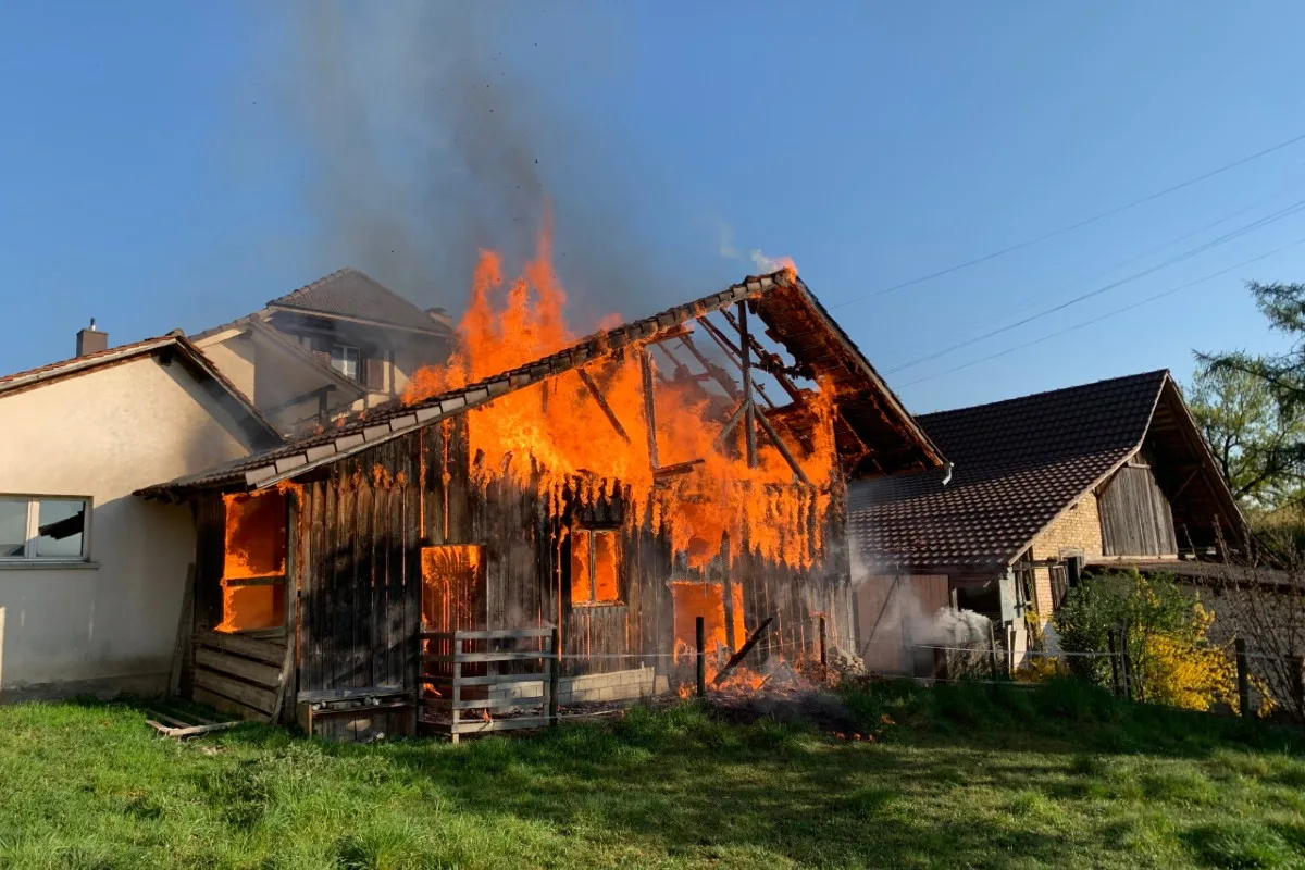 Kallnach BE - Schopf in Vollbrand geraten und zerstört