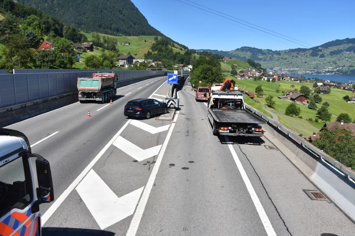 Verkehrsunfall in Beckenried NW - Personenwagen kollidiert auf der A2 mit Anpralldämpfer
