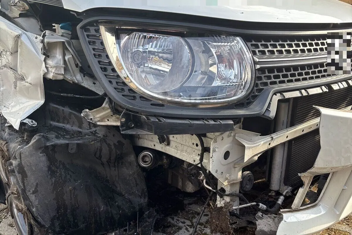 Glarus – Auto rollt bei Unfall Abhang hinunter