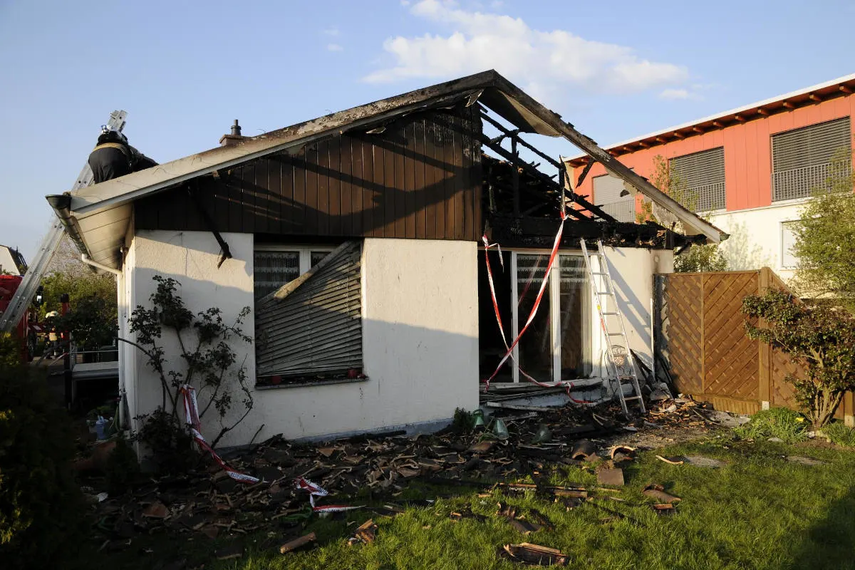 Ettingen BL – Dachstockbrand erfordert Feuerwehreinsatz