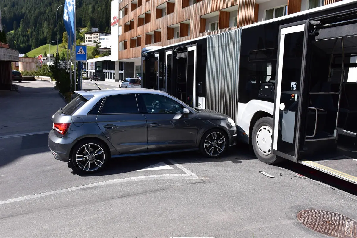 Davos Platz GR - Kollision zwischen Linienbus und Auto