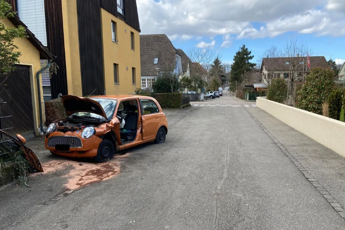 Münchenstein BL - Personenwagen bei Selbstunfall in Gartenmauer zerstört