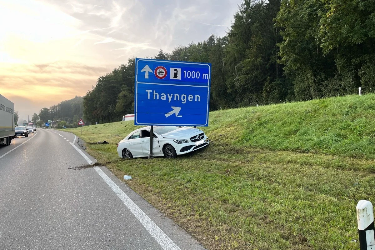 Hoher Sachschaden nach Alleinunfall auf der A4 bei Thayngen  im Kanton Schaffhausen