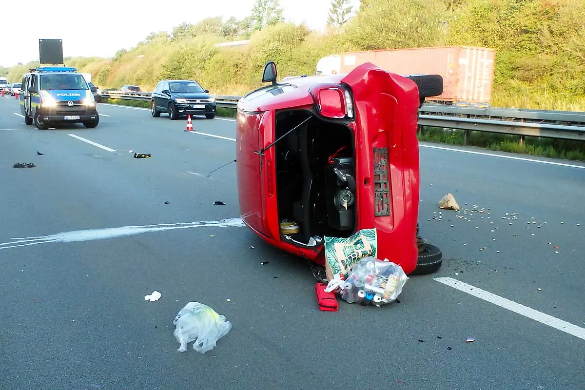 Rotenburg (Wümme) - PKW kommt nach Verkehrsunfall auf der Seite zum Liegen - Zeugen gesucht