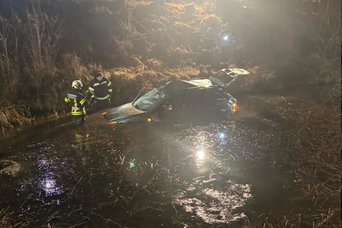Helfenberg – Auto überschlägt sich und landet in Teich