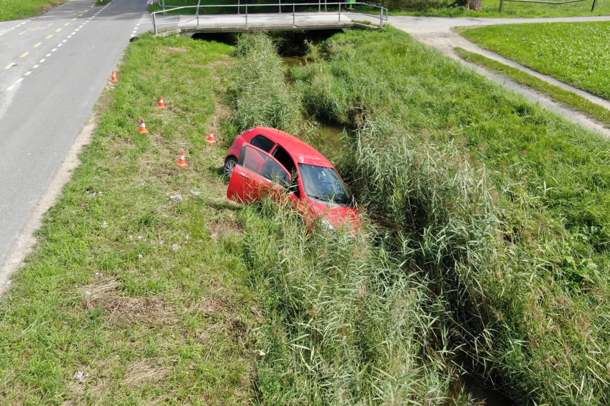 Salez SG - 32-Jähriger kommt von Fahrbahn ab