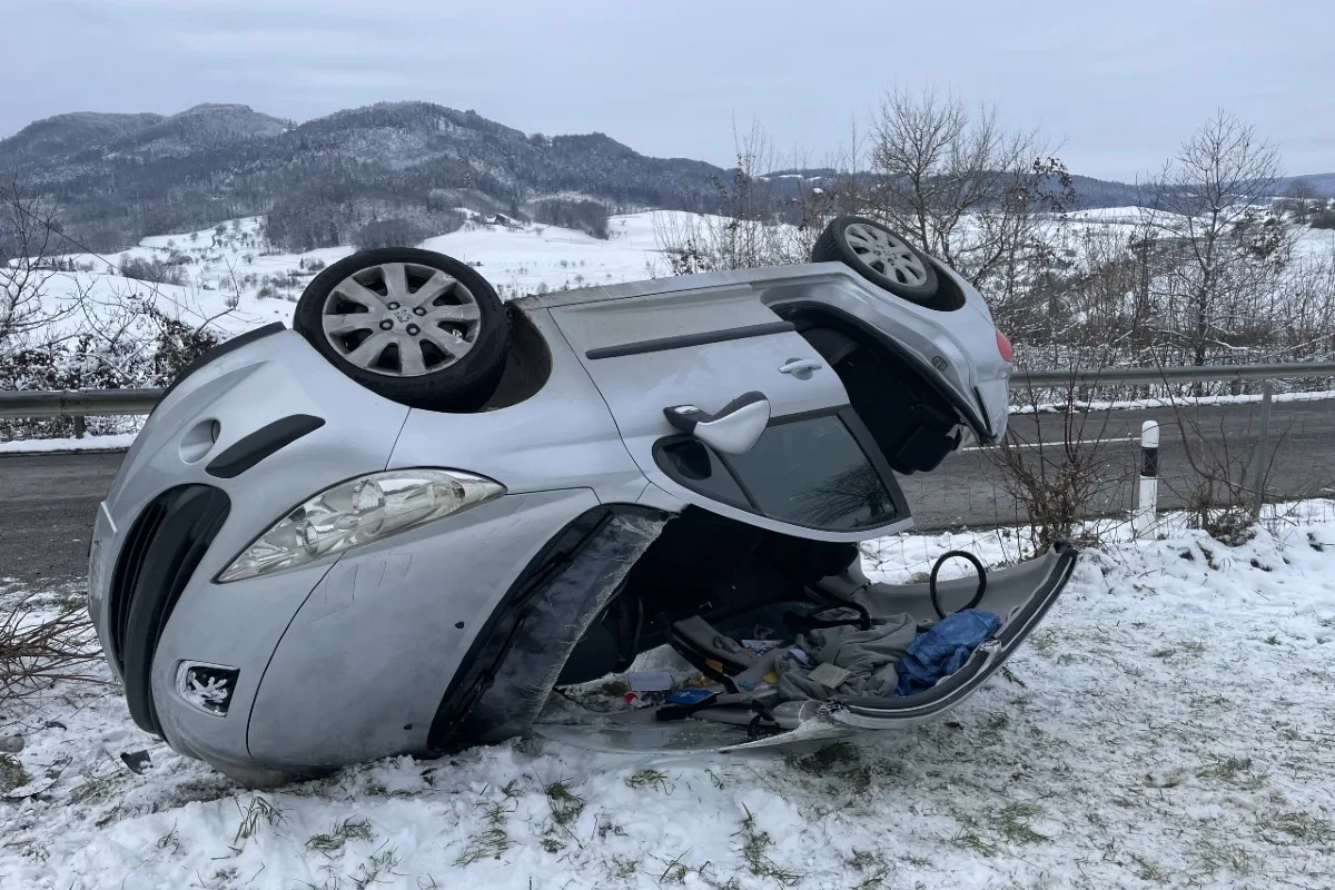 Oberhof AG - Auto mit Mutter und Kind drin überschlägt sich auf eisiger Strasse