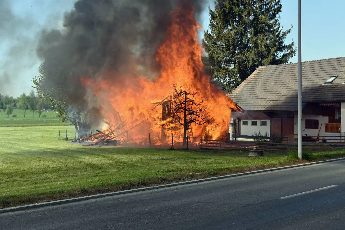 Buttisholz LU – Schopf niedergebrannt – eine Person verletzt
