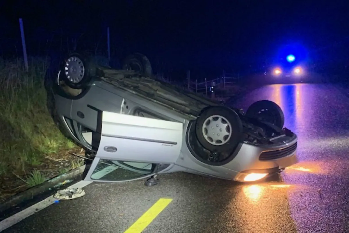 Küttigen AG  - Selbstunfall nach Kurve – Auto landete auf Dach