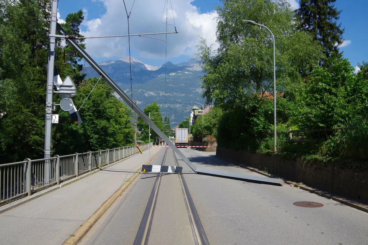 Chur GR - Lastwagen reisst Oberleitung herunter