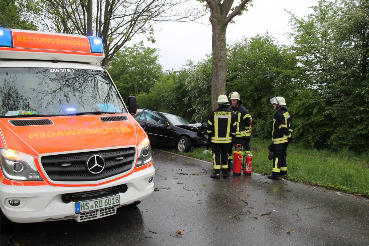 Mit Mercedes gegen Baum geprallt