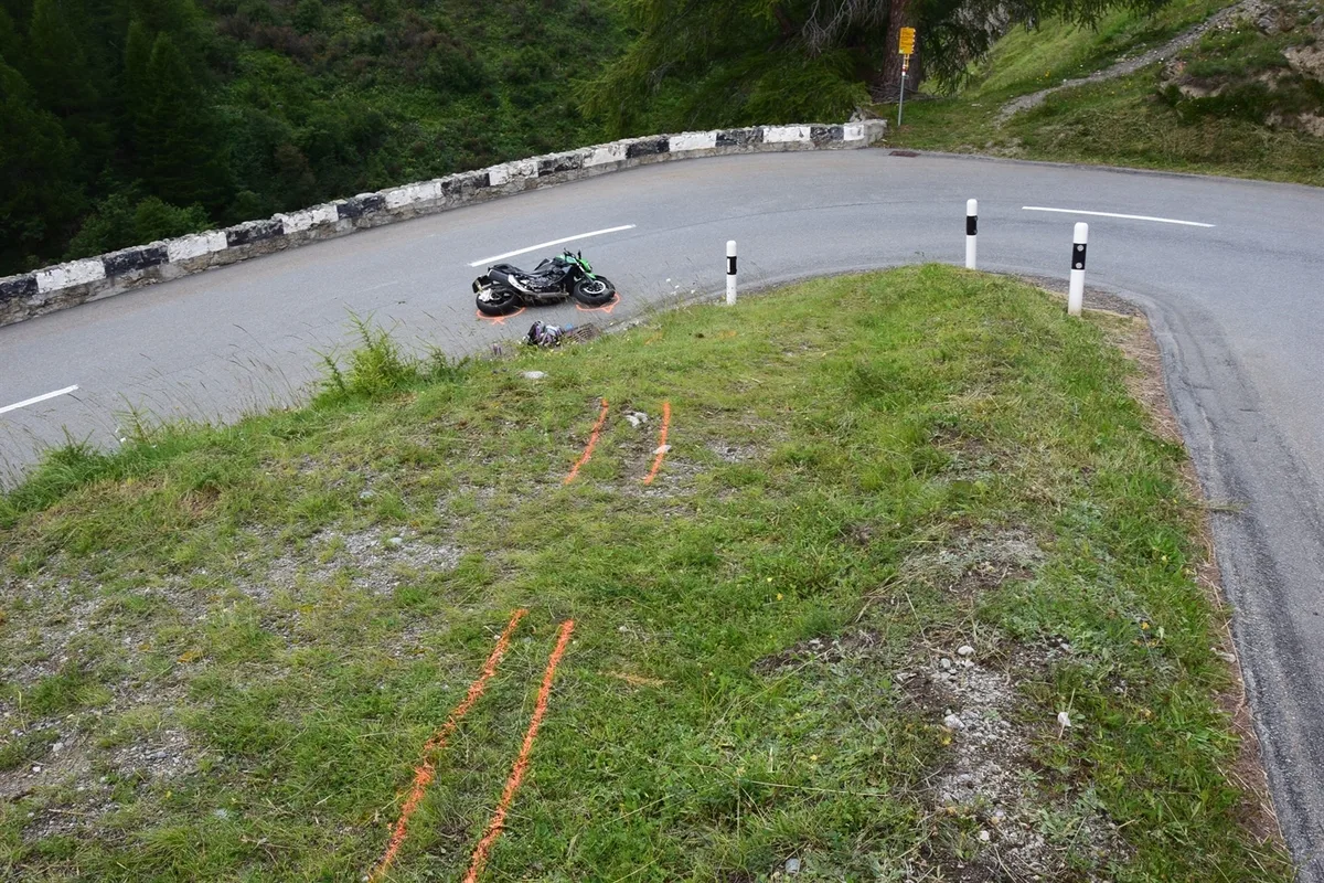 La Punt Chamues-ch GR - Motorradfahrer stürzt einen Abhang hinunter