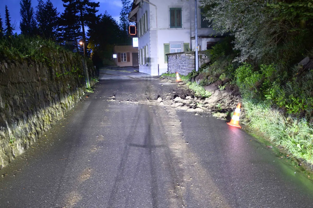 Stansstad/Kehrsiten NW - Auf der Kehrsitenstrasse wurde ein Strassenbord durch ein unbekanntes Fahrzeug beschädigt