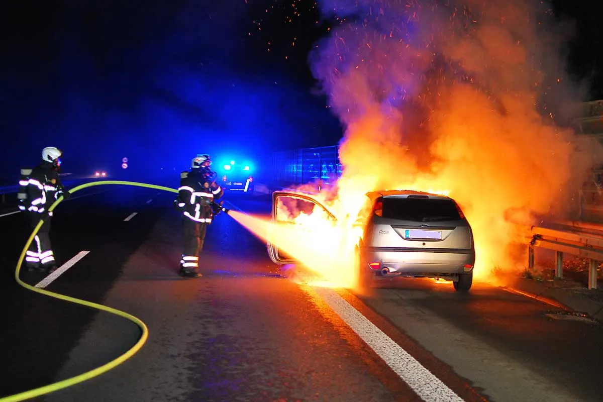 Iserlohn - Brennender PKW auf der Autobahn