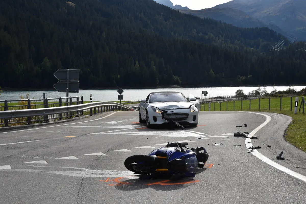 Sufers GR - Motorrad kollidiert mit Personenwagen