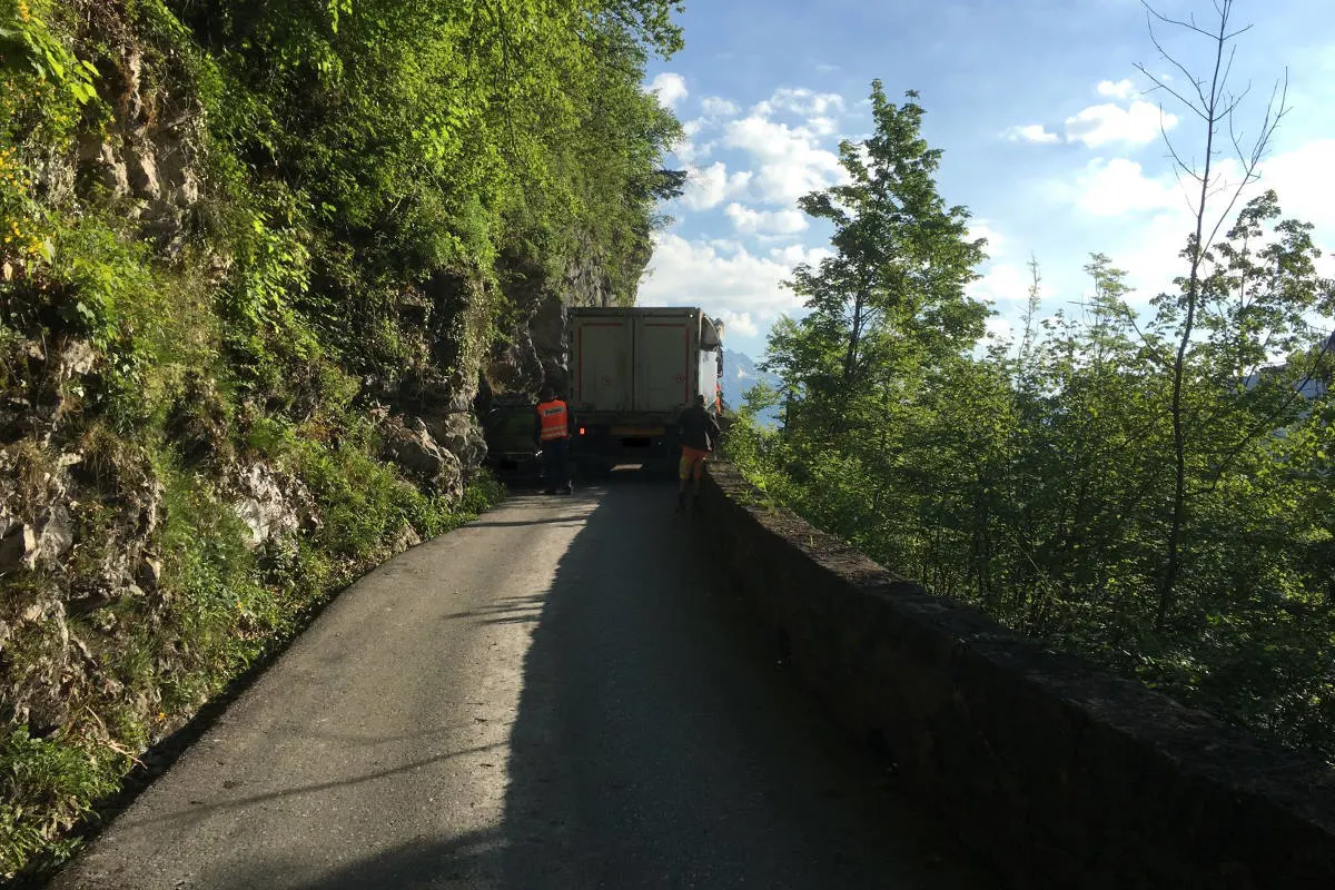Näfels GL - Sattelmotorfahrzeug auf Bergstrasse festgefahren