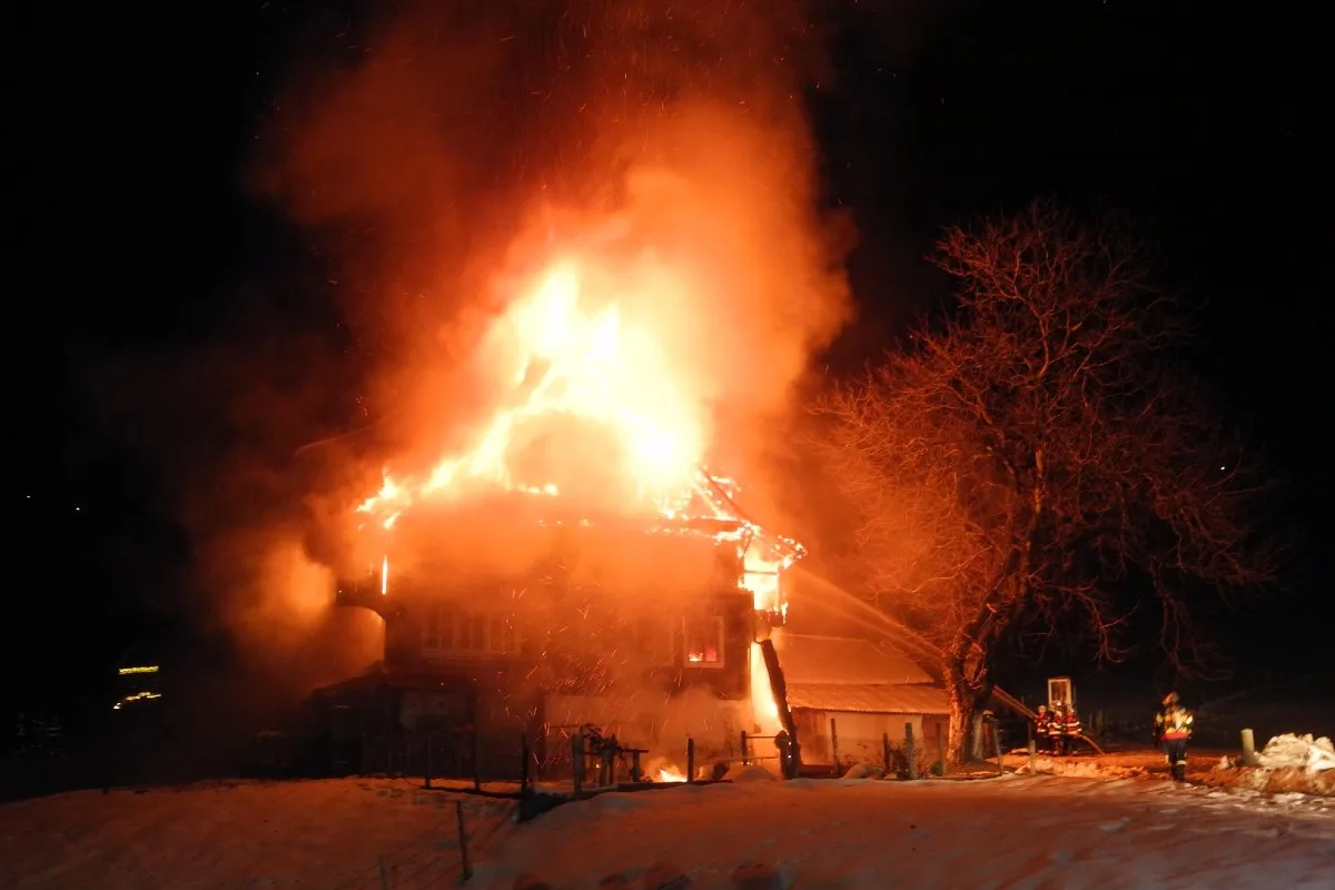 Tragischer Brand in Vorderthal SZ - Der Hausbewohner ist letzte Nacht verstorben