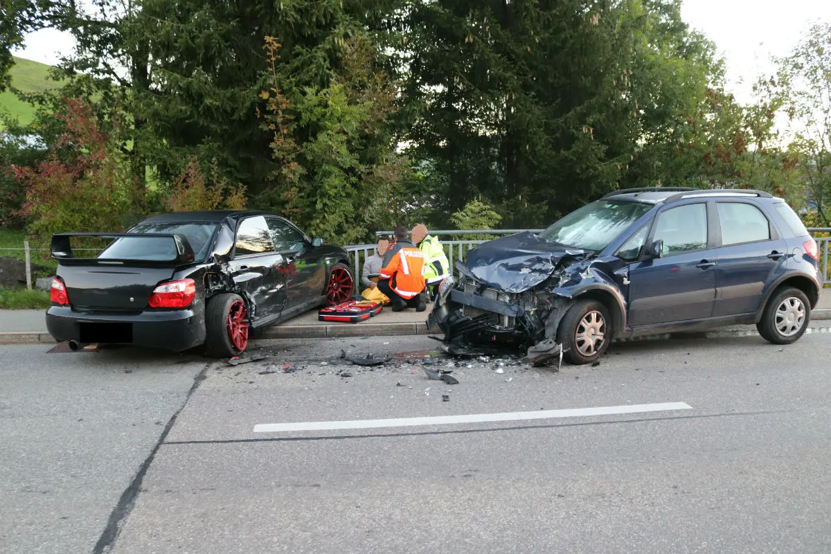 Appenzell AI - Zwei Autos heftig kollidiert
