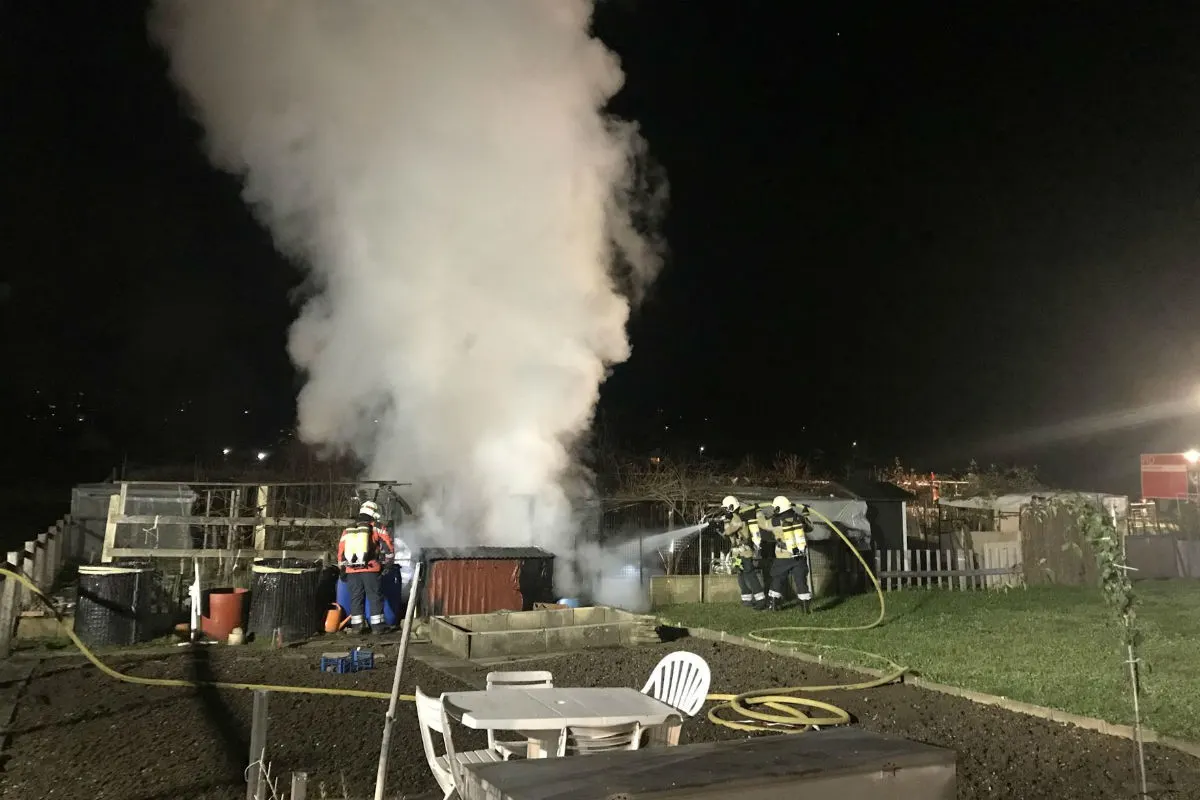 Muttenz BL - Gartenhaus gerät in Vollbrand