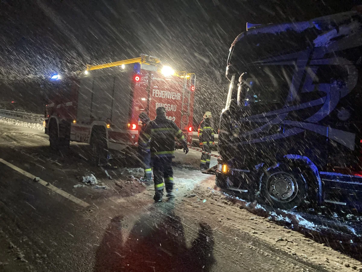 A2 Schäffern – Lkw blockierten verschneite Autobahn