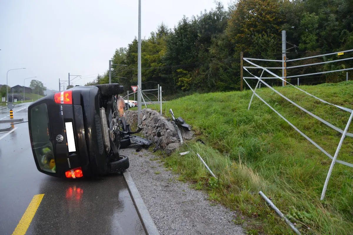 Herisau AR – In mehrere Eisenpfähle gekracht und umgekippt