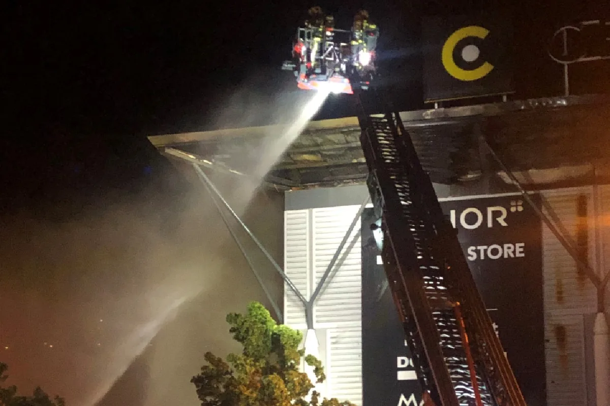 Siders VS - Brand auf dem Dach eines Einkaufscenters