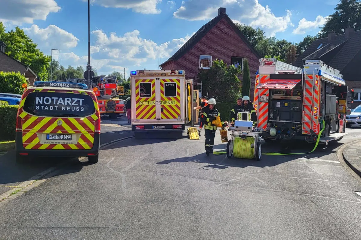 Kaarst – PKW gegen Hauswand, ein Verletzter
