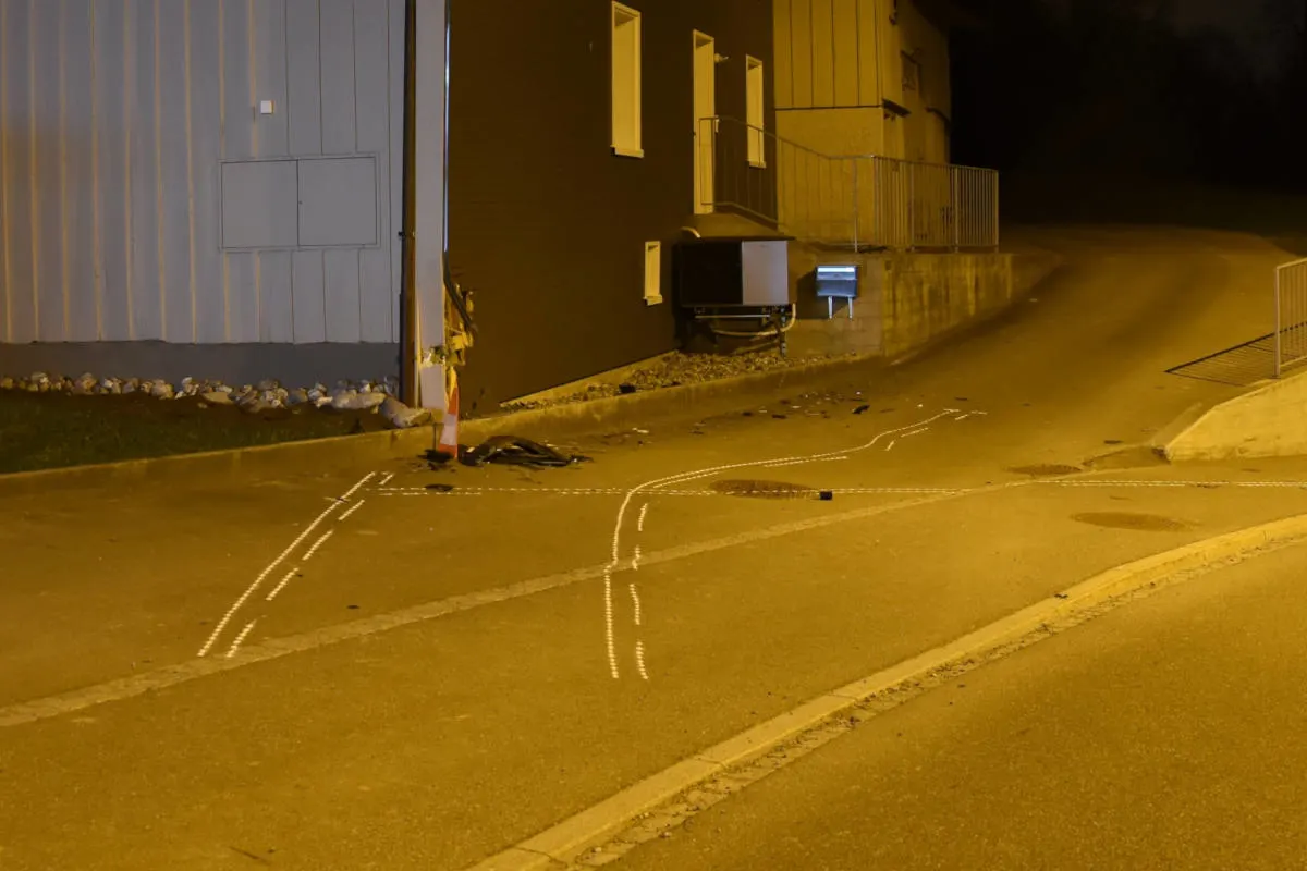 Engelburg SG - In Hausfassade geprallt und weitergefahren
