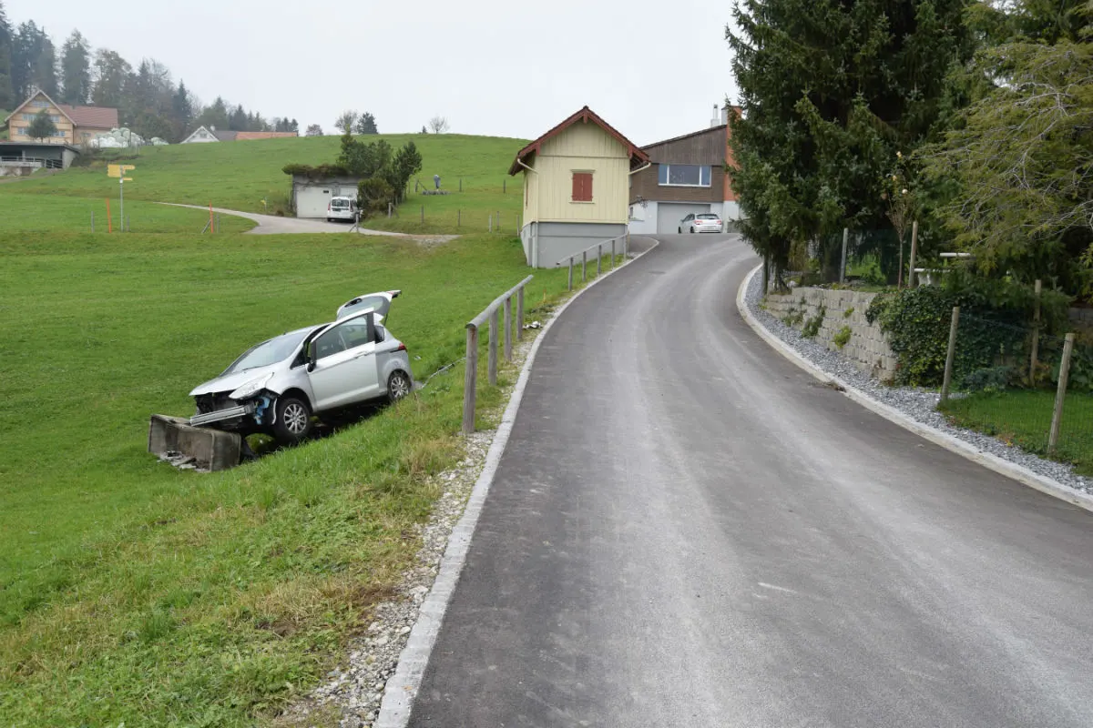 Herisau AR - Autofahrerin auf Abwegen
