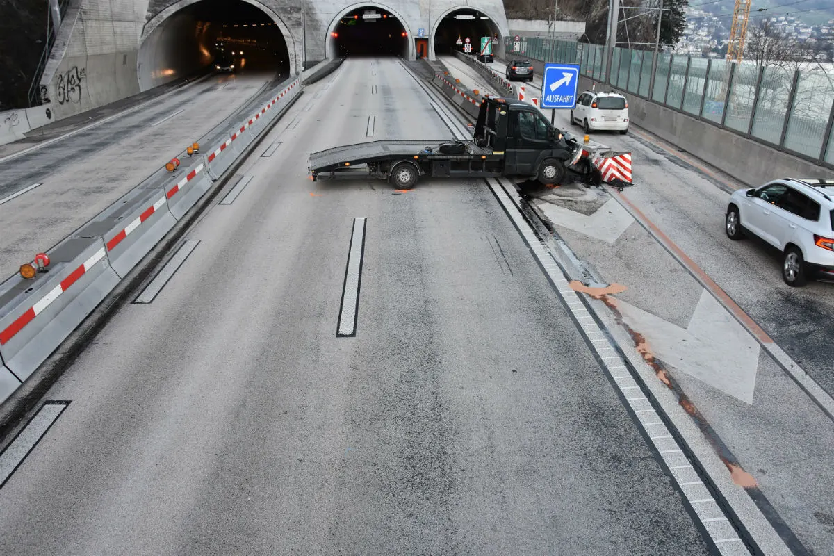 Hergiswil NW - Lieferwagen kollidiert mit Abprall-Dämpfer