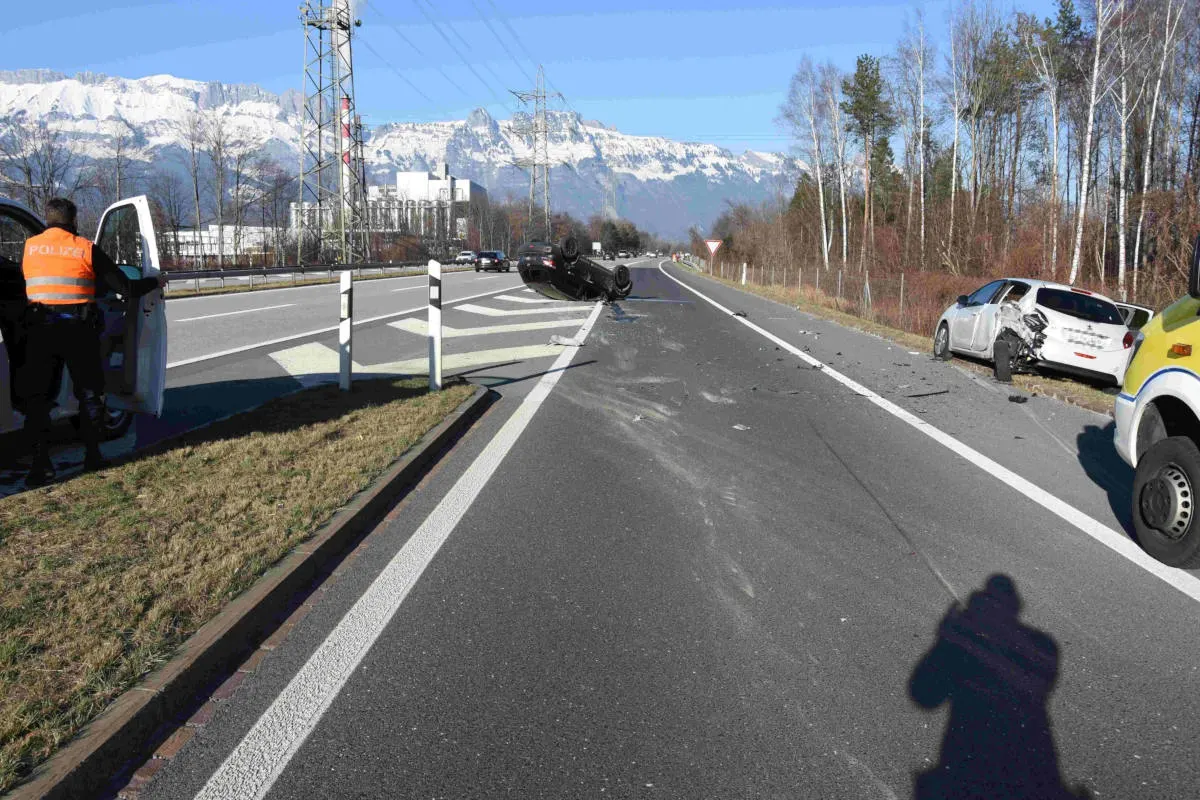 Buchs SG - Auto bei Auffahrunfall überschlagen