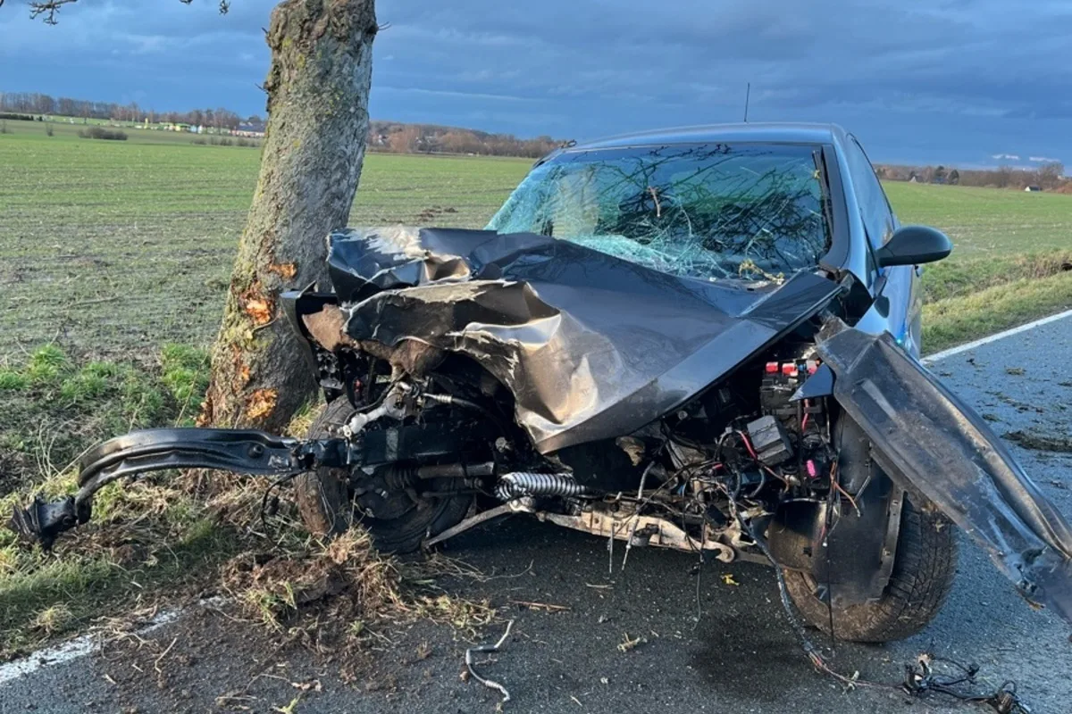 Bad Sassendorf – Autofahrer (22) bei schwerem Unfall leicht verletzt