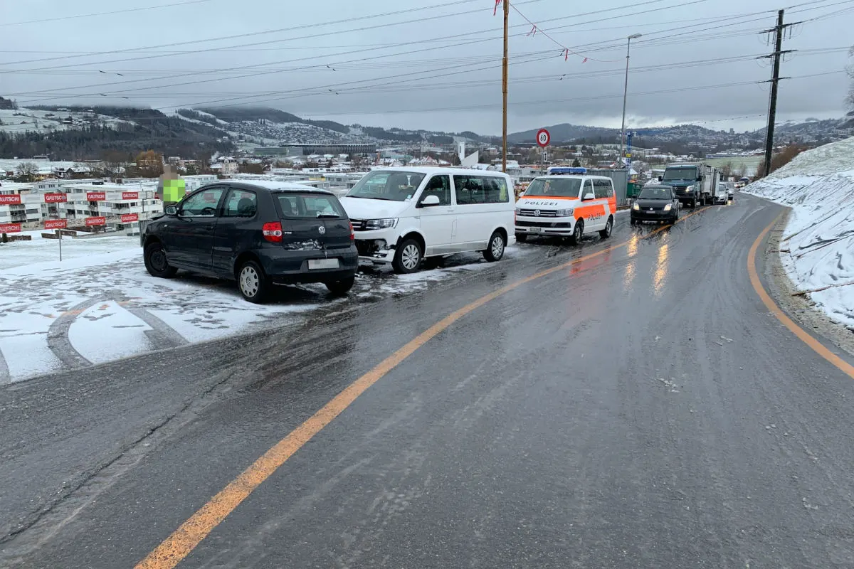 St.Gallen SG - Frontalkollision auf schneebedeckter Strasse