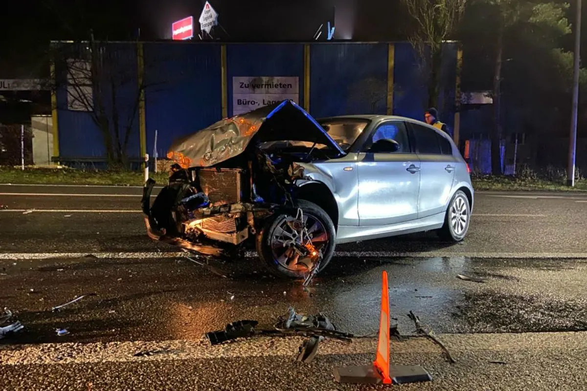 Wettingen AG - Bei heftiger Kollision erlitten zwei BMW's Totalschaden