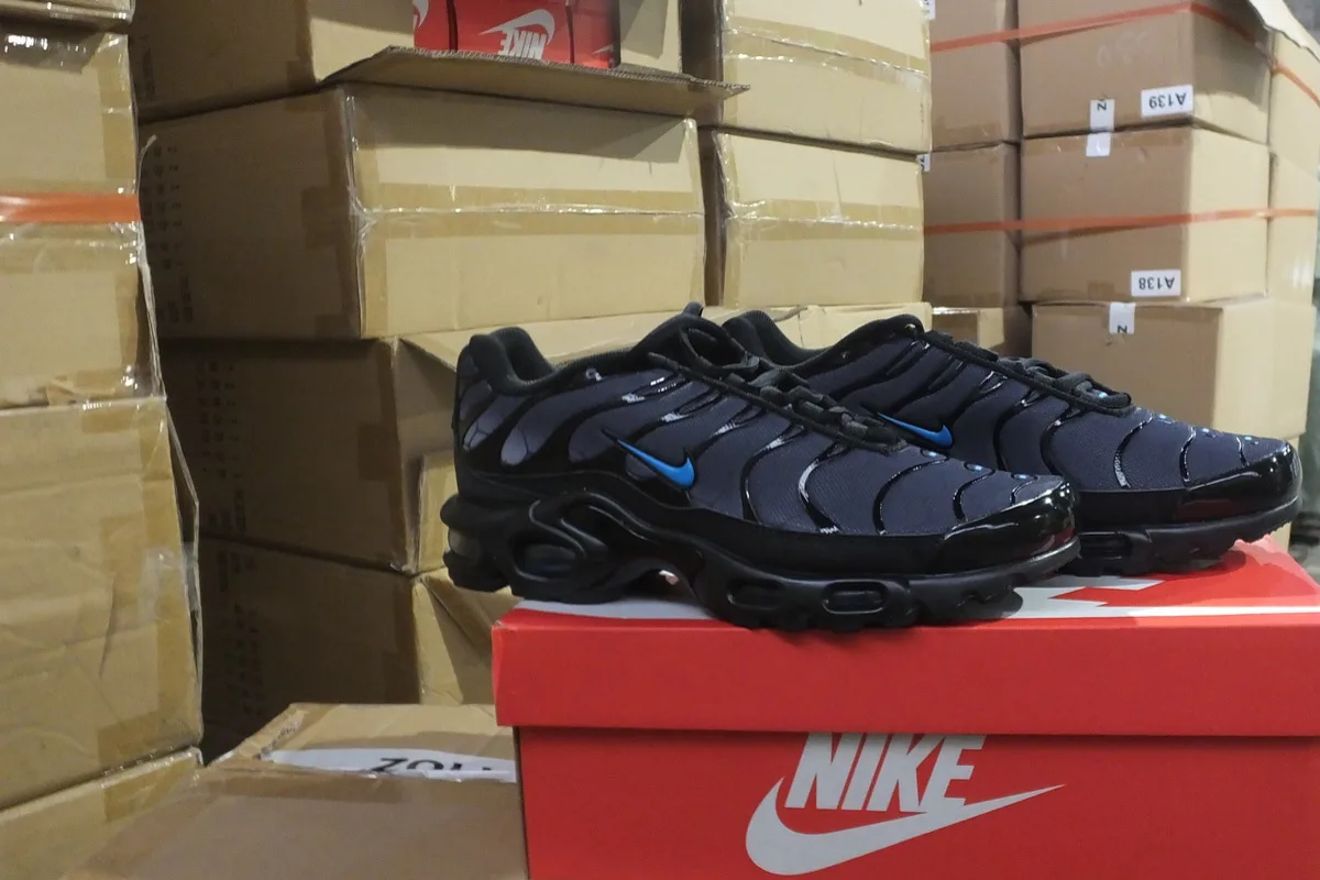 Hamburg - Zoll vernichtet mehr als 15.000 gefälschte Nike-Schuhe